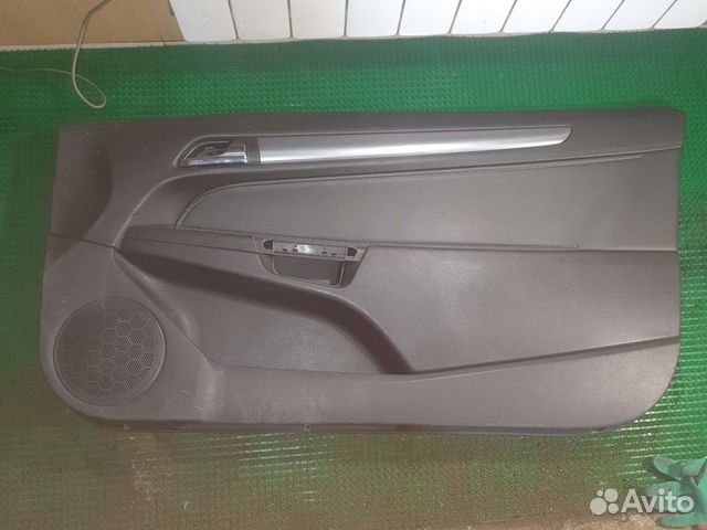 Обшивка двери Opel Astra GTC H
