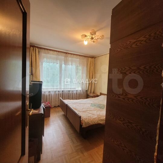 Доля в 4-к. квартире, 62,9 м², 1/5 эт.