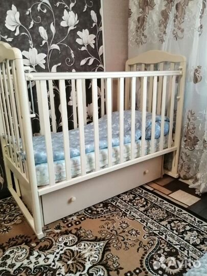 Детская кроватка с поперечным маятником