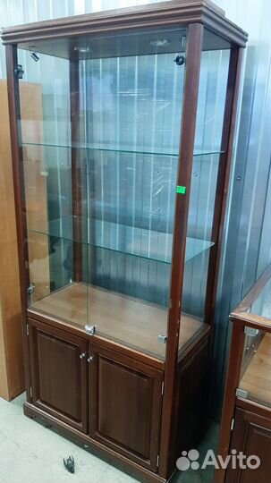Деревянный шкаф витрина для товара
