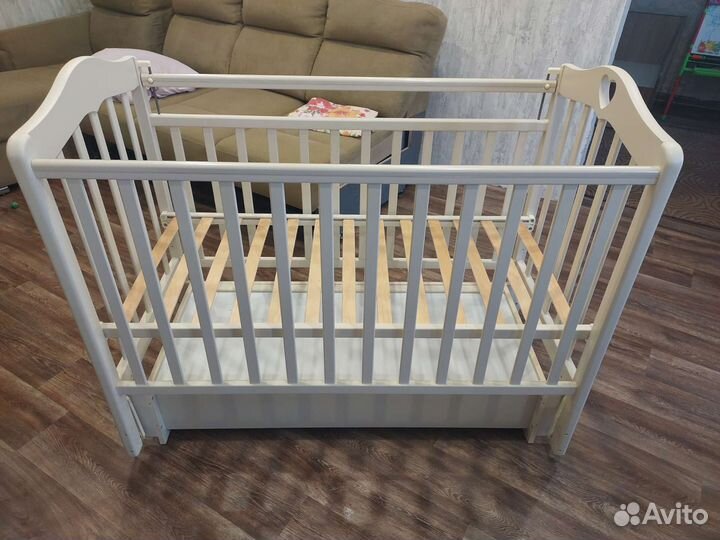 Детская кроватка с маятником и ящиком