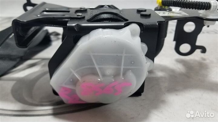 Ремень безопасности задний правый Toyota Prius