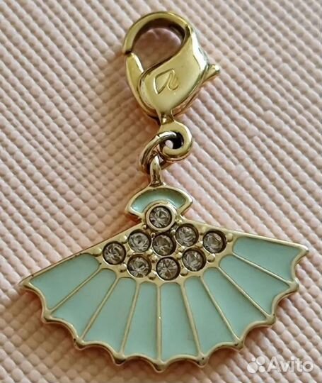 Золотистый кулон 