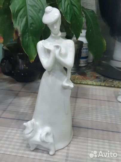Статуэтка Дама с собачкой белый фарфор