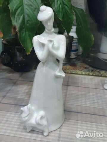 Статуэтка Дама с собачкой белый фарфор