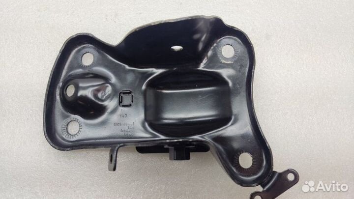 Кронштейн балки задний левый Skoda Octavia A7 cwva