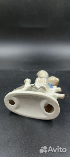 Статуэтка фарфоровая девочка с корзинкой и кошкой