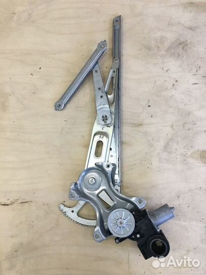 Стеклоподъемник передний левый Toyota Prius ZVW55