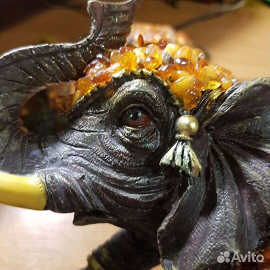 Статуэтка сувенирная слон с настоящим янтарем