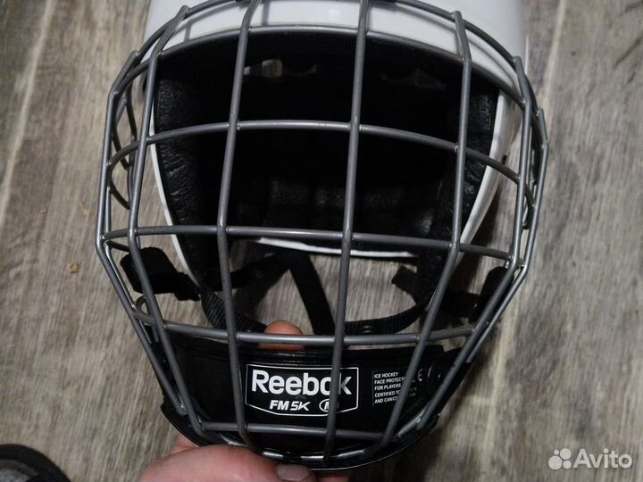 Хоккейный шлем