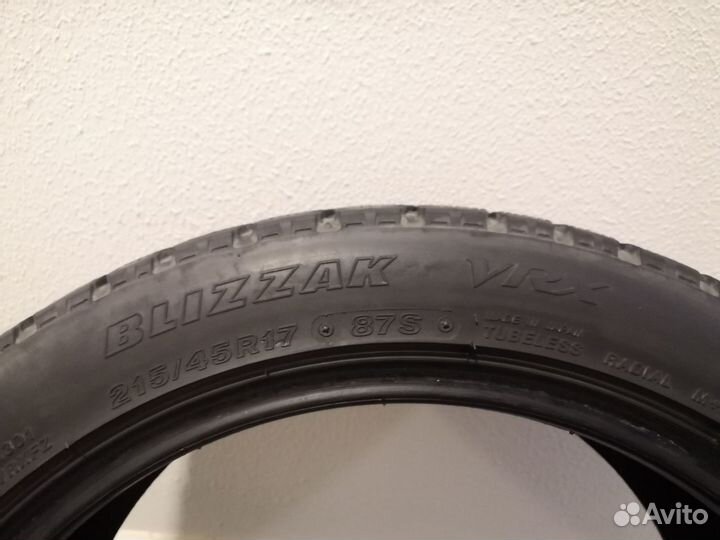 Bridgestone Blizzak VRX 215/45 R17