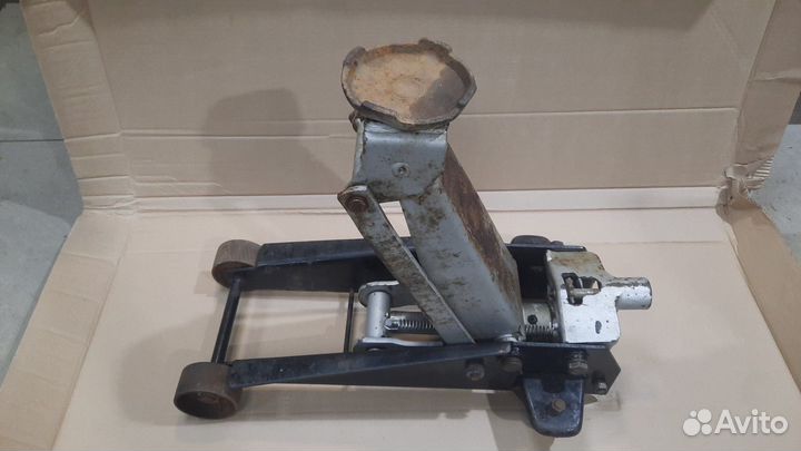 Домкрат подкатной шиномонтажный