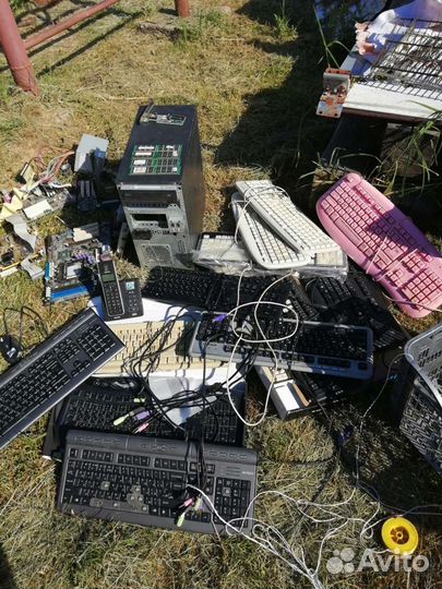 Монитор LG, 13 клавиатур, системники