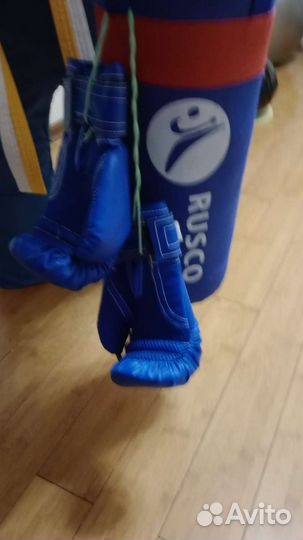 Боксерские груша и перчатки