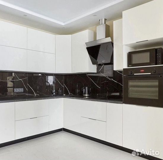 Угловая в потолок кухня на заказ