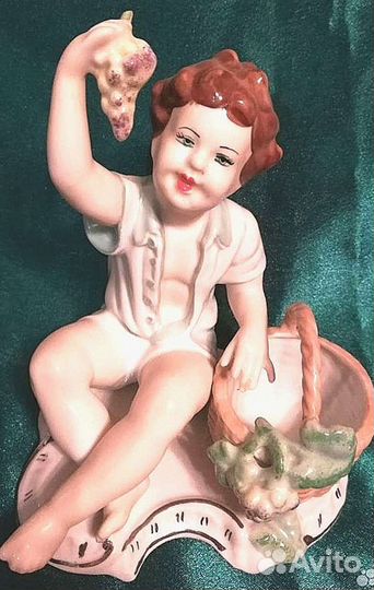 Фарфоровые статуэтки Румыния Мальчик с виноградом