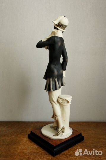 Джузеппе Армани Нелли с зонтом Флоренс Каподимонте