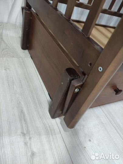 Детская кроватка с продольным маятником и ящиком