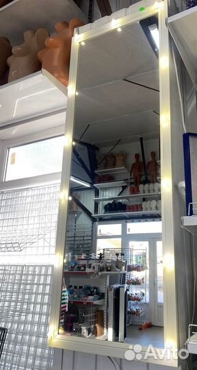 Зеркала с лампочками для магазина и дома