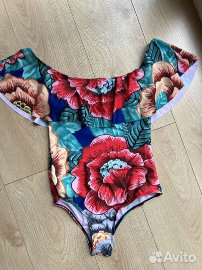 Купальник слитный с воланом