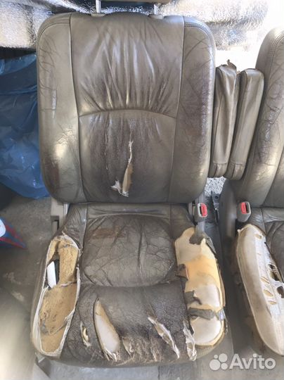Передние сидения Nissan Liberti