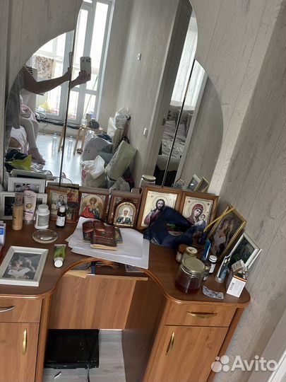 Туалетный столик с зеркалом