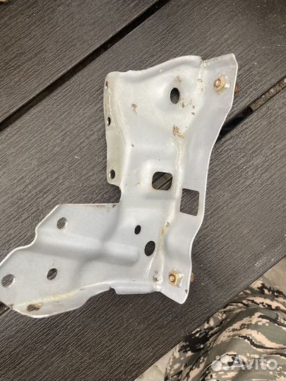 Кронштейн крепления правого крыла hyundai accent