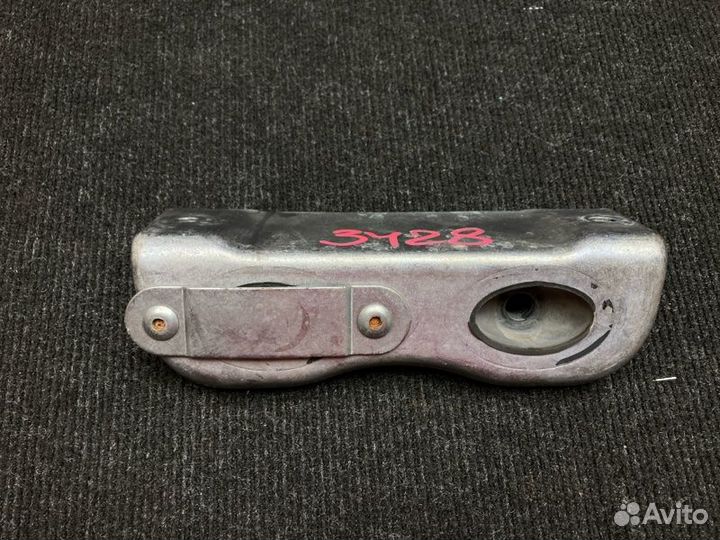 Кронштейн глушителя передний Mercedes-Benz