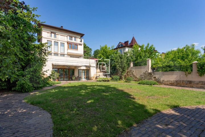 Дом 600 м² на участке 10 сот.