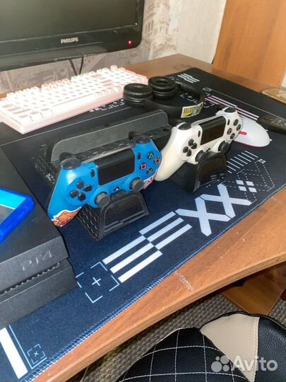 Продам playstation 4 с док станцией