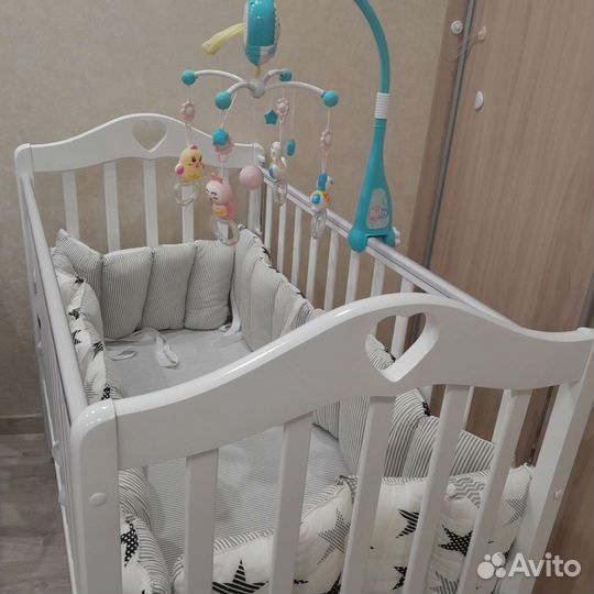 Детская кроватка с маятником и ящиком