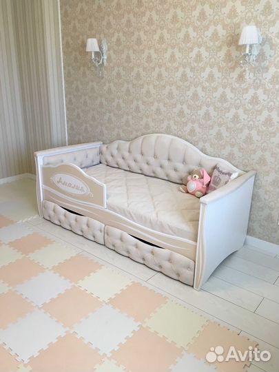 Детская кровать с мягкой обивкой