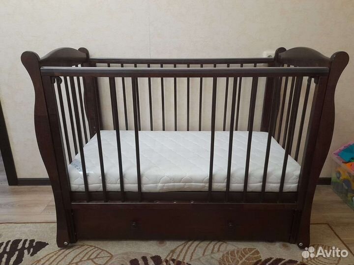 Детская кроватка с маятником и ящиком