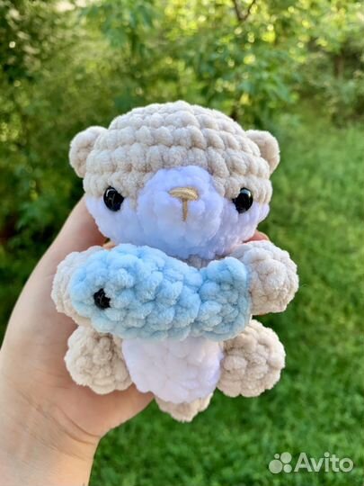 Малышка выдра с рыбкой