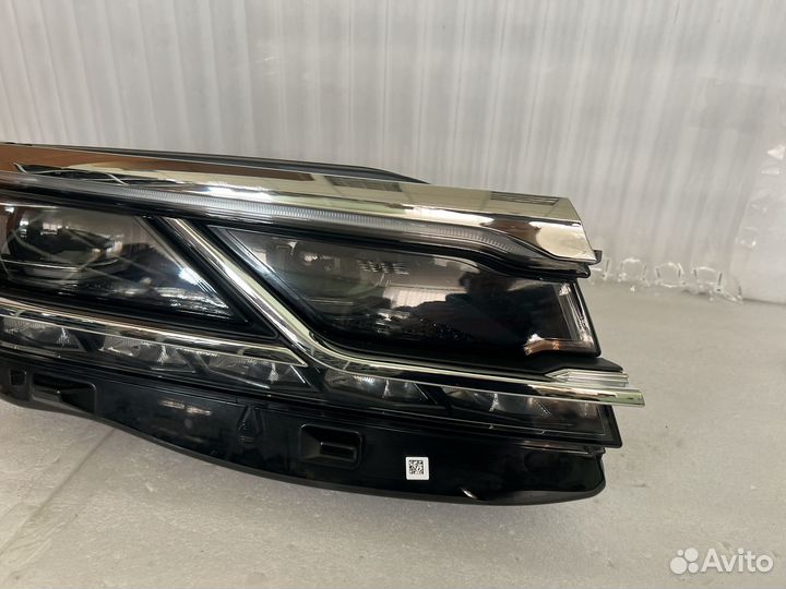 Правая фара VW touareg 3 Matrix