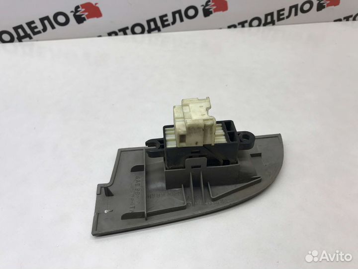 Кнопка стеклоподъемника зад прав Nissan Sunny 2000