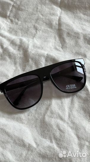 Солнцезащитные очки Guess
