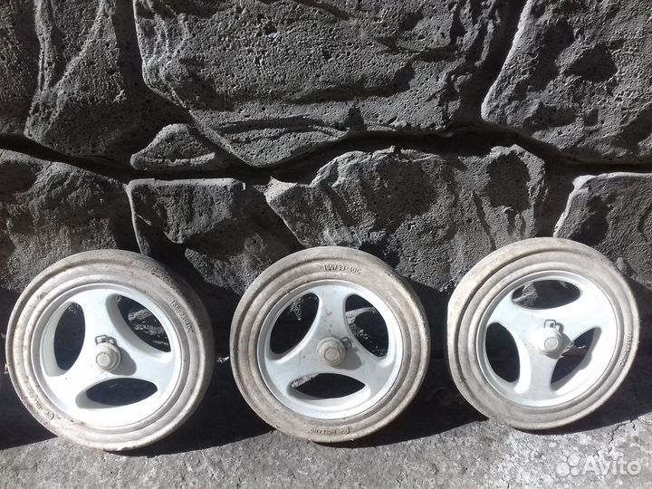 Колеса для детской коляски или тележек,тачек и т.д