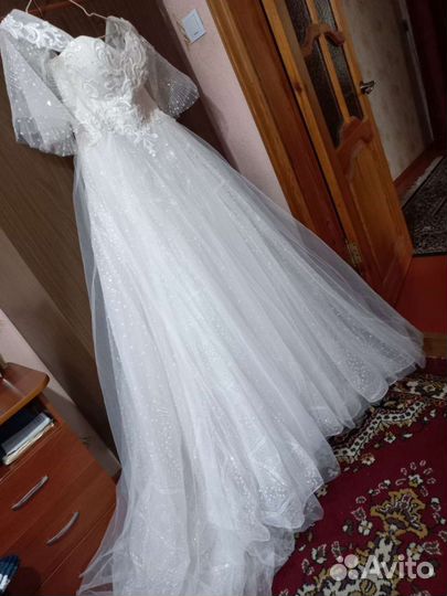 Свадебное платье со шлейфом