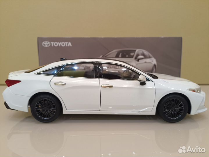 Toyota Avalon V (2018-2023) White 1:18