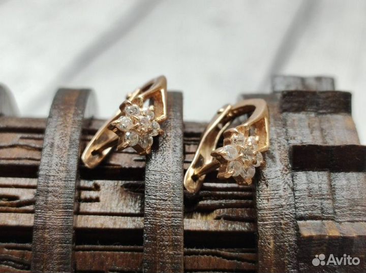 Золотые серьги 585 пробы массой 2.5 грамма