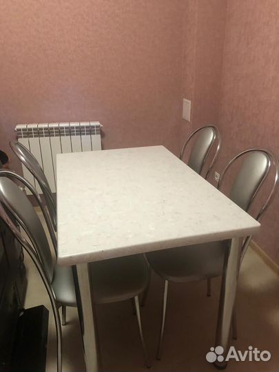 Стол и стулья