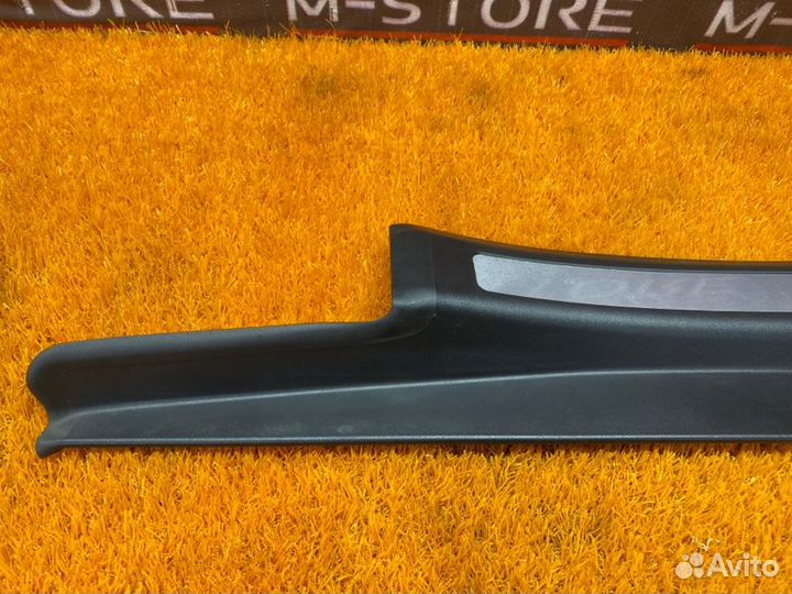 Накладка на порог салона задняя правая