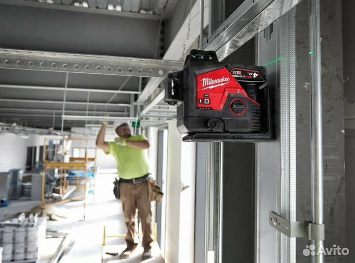 Лазерный нивелир Milwaukee M12 3PL-0