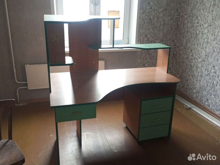 Письменный стол для школьника угловой бу