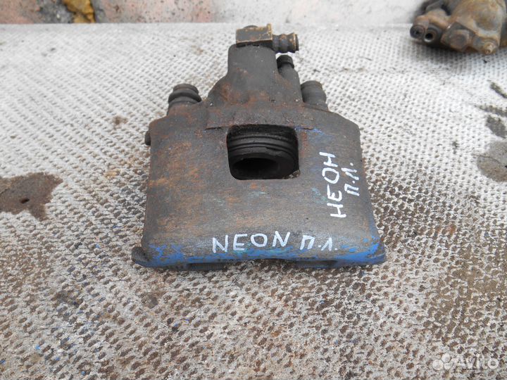 Передний левый суппорт Crysler Dodge Neon