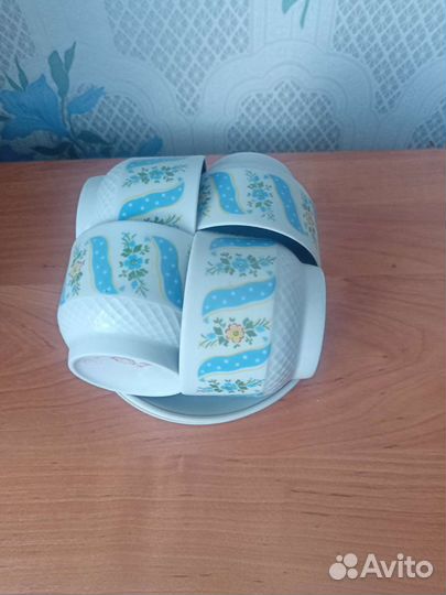 Чайный кружки с блюдами