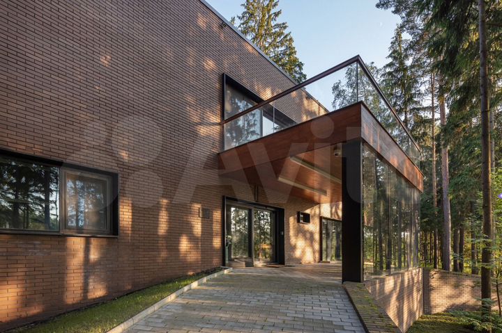 Дом 1500 м² на участке 10 га