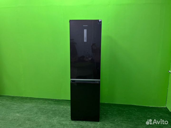 Холодильник с нижней морозильной камерой Samsung R