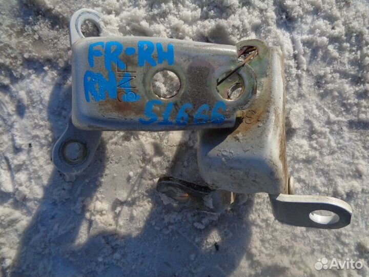 Петля двери передняя правая Honda Stream RN1 D17A